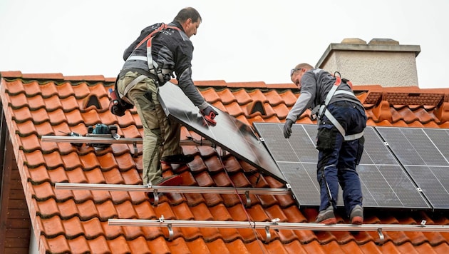 Extreme Preissprünge bei den Energiekosten befeuerten im Vorjahr die Nachfrage nach Sonnenkraft am eigenen Dach. Nun hinken die Netzanbieter mit Kapazitäten hinterher. (Bild: Imre Antal)