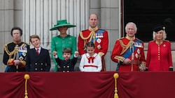 von links: Großbritanniens Prinzessin Anne, Prinz George, Prinz Louis, Prinzessin Charlotte, König Charles III., Königin Camilla, in der zweiten Reihe Prinzessin Catherine und Prinz William (Bild: AFP)