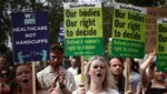 Miles de personas salieron a las calles de Londres el sábado para pedir una prohibición más flexible del aborto.  (Imagen: AFP)
