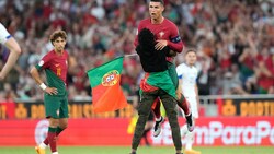 Der Flitzer schnappte sich Cristiano Ronaldo. (Bild: AP)