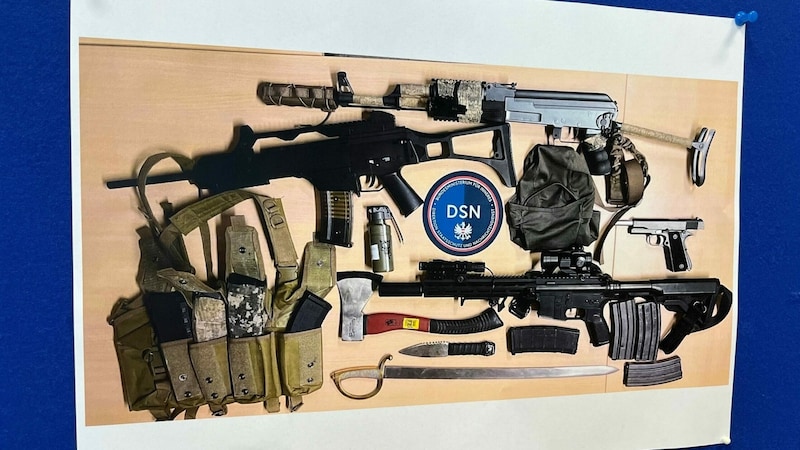 Diese Waffen wurden im Zuge der Wohnungsdurchsuchung sichergestellt. (Bild: LPD Wien)