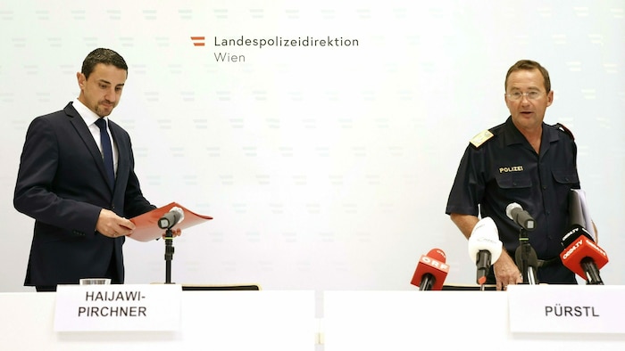 Der Direktor der Direktion Staatsschutz und Nachrichtendienst, Omar Haijawi-Pirchner, und ...