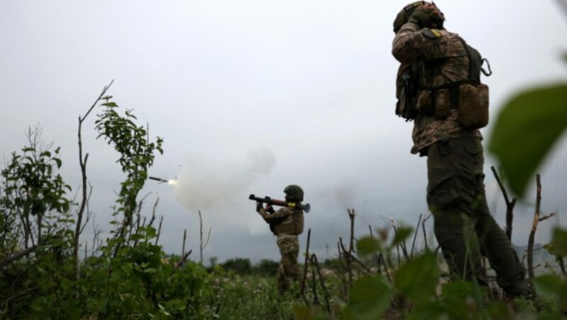 Ein ukrainischer Soldat feuert mit einem Granatwerfer auf feindliche russische Truppen. (Bild: AFP)