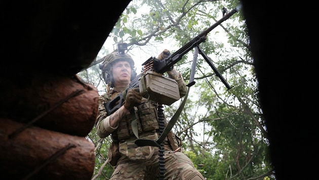 Ein ukrainischer Soldat nahe der Frontlinie in Bachmut. (Bild: AFP)