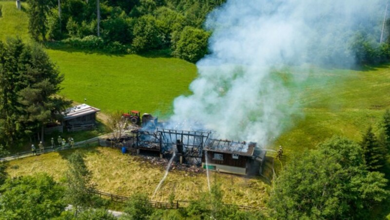 Die Rauchsäule war bereits von Weitem zu sehen. (Bild: zeitungsfoto.at/Liebl Daniel)