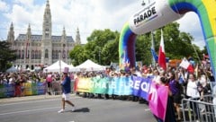 Teilnehmer der Regenbogenparade vor dem Wiener Rathaus (Bild: APA/EVA MANHART)