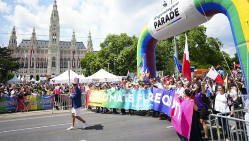 Die Parade vor dem Rathaus (Bild: APA/EVA MANHART)