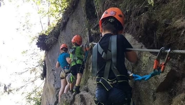 Wie auf diesem Symbolbild kam der Achtjährige im Übungsklettersteig Piburg nicht mehr weiter, weil dem Neuling in luftiger Höhe der Mut verließ. (Bild: Bergrettung Oetz)