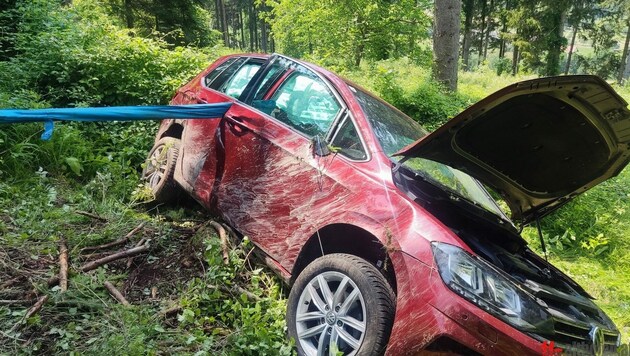 Die beiden Frauen mussten aus dem Fahrzeug befreit werden. (Bild: FF Althofen)