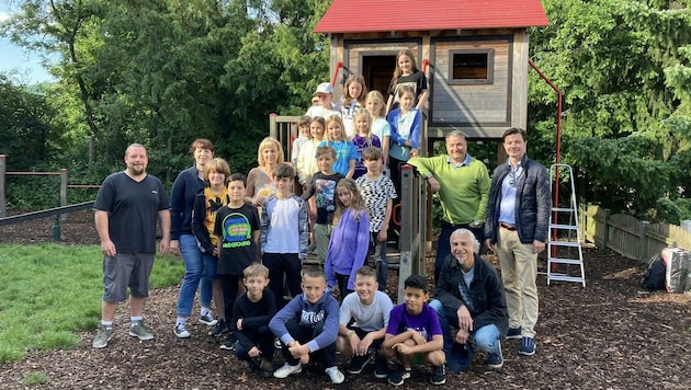 Die stolzen Kinder mit Ortschef & Co. auf „ihrem“ Spielplatz. (Bild: Marktgemeinde Gablitz)