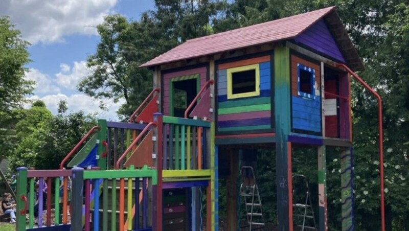 Nach der Aufmöbelungsaktion erstrahlt das Kletterhaus nun in allen Regenbogenfarben. (Bild: Marktgemeinde Gablitz)