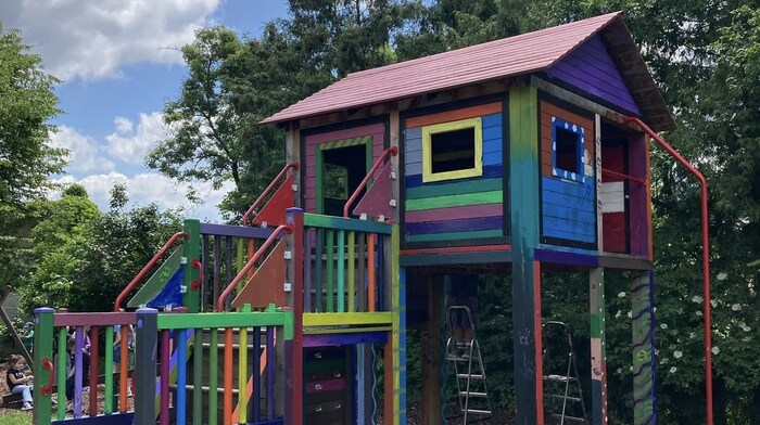 Nach der Aufmöbelungsaktion erstrahlt das Kletterhaus nun in allen Regenbogenfarben.