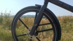 Die Frau stieß auf ihrem elektrischen Fahrrad mit einem Hoflader zusammen (Symbolbild). (Bild: Sebastian Räuchle, Krone KREATIV)