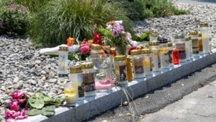 Velas y flores bordean la escena del accidente.  (Imagen: Scharinger Daniel)