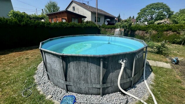 Der Zweijährige war in diesen 1,22 Meter hohen Pool gefallen. (Bild: Kerschbaummayr Werner)