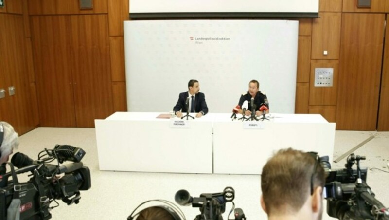 DSN-Direktor Omar Haijawi-Pirchner und der Wiener Landespolizeipräsident Gerhard Pürstl bei der Pressekonferenz am Sonntag (Bild: APA/TOBIAS STEINMAURER)