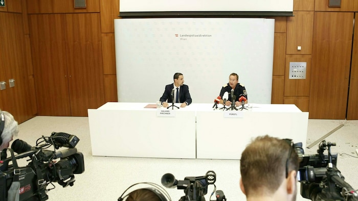 DSN-Direktor Omar Haijawi-Pirchner und der Wiener Landespolizeipräsident Gerhard Pürstl bei der Pressekonferenz am Sonntag