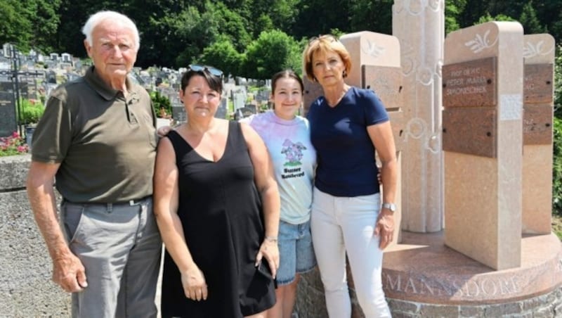 Rudi, Sabine, Lara und Edith nahmen Abschied: „Er war bodenständig.“ (Bild: Christian Jauschowetz)