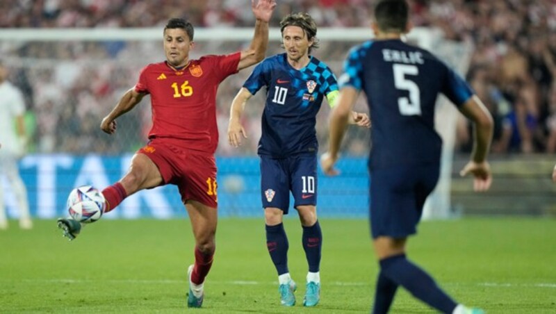 Rodri (li.) im Duell mit Luka Modric (Bild: AP)