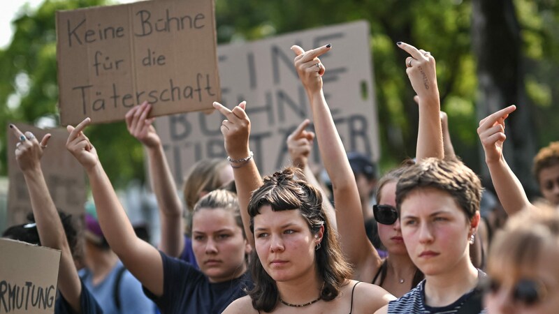 Nicht nur bei diesen Konzerten der Band wurde protestiert, auch beispielsweise hier in der Schweiz. (Bild: AFP)