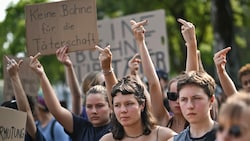 Am Wochenende demonstrierten etwa 150 Menschen gegen die Rammstein-Konzerte in der Schweiz. (Bild: AFP)