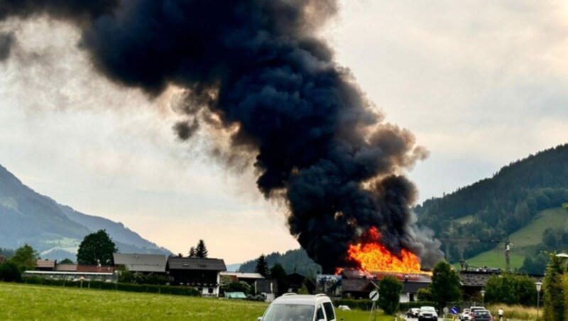 Das Inferno und die schwarze Rauchsäule waren weithin sichtbar. (Bild: zoom.tirol)