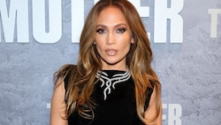 So sieht Jennifer Lopez jetzt nicht mehr aus: Die Sängerin wagte sich an eine neue Frisur heran. (Bild: APA/Getty Images via AFP/GETTY IMAGES/Theo Wargo)