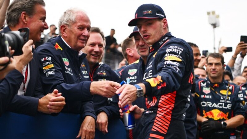 Helmut Marko (2. von li.) im Gespräch mit Max Verstappen (Bild: APA/Getty Images via AFP/GETTY IMAGES/Dan Mullan)