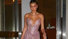 Bei diesem Look von Hailey Bieber weiß man gar nicht, wo man zuerst hinschauen soll! (Bild: www.PPS.at)