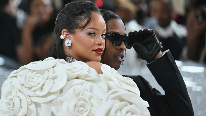 Rihanna rundete ihr Blüten-Outfit mit süßen Blümchen-Ohrringen ab.