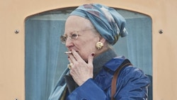Die Königin beim Rauchen an Bord der Königlichen Yacht Dannebrog - damit ist jetzt endgültig Schluss. (Bild: ALLER MEDIA A / Action Press / picturedesk.com)