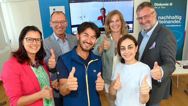 v.li.na.re.: Landesrätin Sara Schaar, Wolfgang Haberl AMS, Astrid Körner, Konrektorin Diakonie de La Tour, Adolf Kulterer, Wirtschaftskammer Österreich, mit einem fertig ausgelernten Elektriker und einer ausgebildeten Pflegekraft. (Bild: Rojsek-Wiedergut Uta)