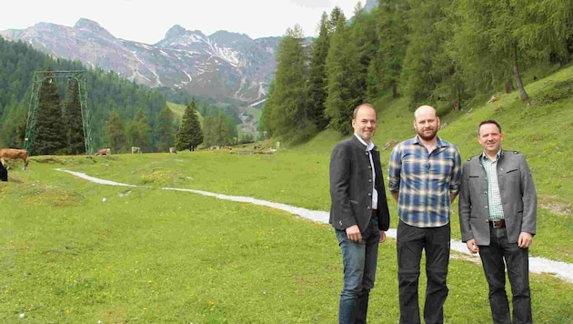 LK-Präsident Josef Hechenberger, Alm-Obmann Andreas Denifl und Michael Jäger, Obmann-Stv. des Almwirtschaftsvereins, auf der Schlickeralm. (Bild: LK Tirol)