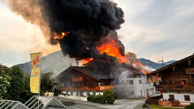 Zwischenzeitlich stand der gesamte Dachstuhl des Bauernhauses in Vollbrand. (Bild: ZOOM.TIROL)