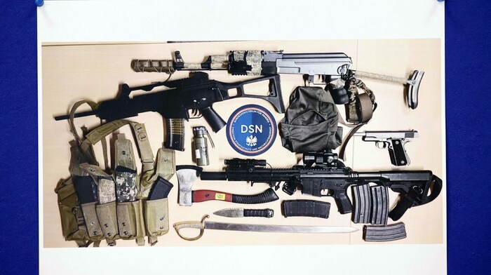 Die Polizei stellte ein Arsenal an verbotenen Waffen sicher.