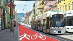 Die Fahrbahn stadteinwärts, zwischen Bim und Gehsteig, soll künftig ein Rad- und Gehweg werden. (Bild: Krone KREATIV)