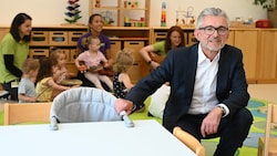 Seit Mai läuft der Betrieb, am Dienstag steigt die Eröffnung: Vorstandschef Herbert Eibensteiner in der Kinderbetreuungseinrichtung, in der bis zu 200 Kinder Platz haben. (Bild: Markus Wenzel)