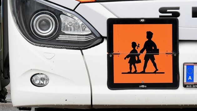 School and kindergarten buses are specially marked. (Bild: P. Huber)