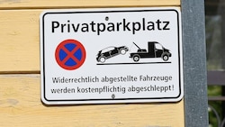 Wer auf Privatparkplätzen umdreht oder versehentlich ausparkt, kann Schwierigheiten bekommen. (Bild: P. Huber)