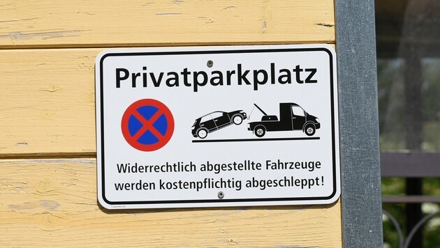 Wer auf Privatparkplätzen umdreht oder versehentlich ausparkt, kann Schwierigheiten bekommen. (Bild: P. Huber)