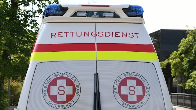 Das Opfer wurde von der Rettung ins Klinikum Klagenfurt gebracht. (Bild: P. Huber)