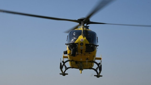 Ein Rettungshubschrauber (Symbolbild) flog die junge Patientin ins Krankenhaus. (Bild: P. Huber)