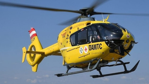 "Christophorus 10" kurtarma helikopteri yaralı adamı hastaneye götürdü (sembolik görüntü). (Bild: P. Huber)