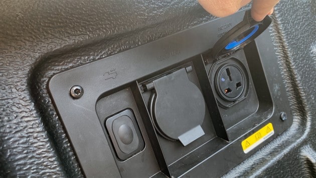 Die Steckdose auf der Ladefläche sieht aus, als würden nur US-Stecker passen. Man kann aber auch unsere handelsüblichen Stecker verwenden. (Bild: Stephan Schätzl)