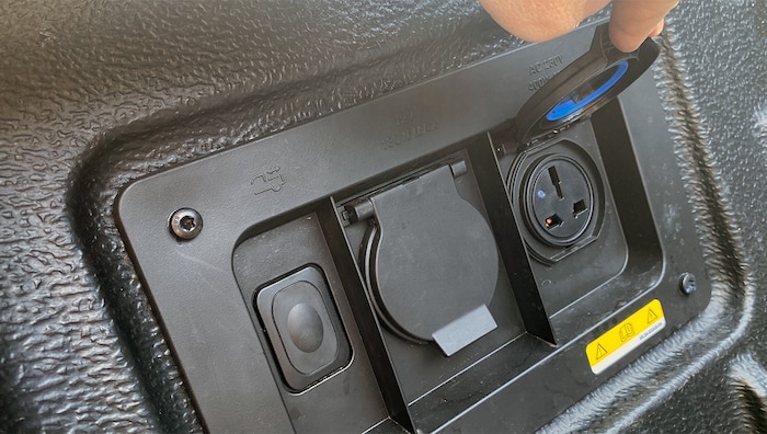 Die Steckdose auf der Ladefläche sieht aus, als würden nur US-Stecker passen. Man kann aber auch ...