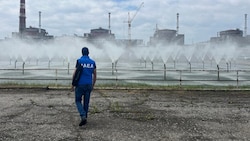 Ein IAEA-Experte auf dem Gelände des Atomkraftwerks Saporischschja (Bild: APA/AFP/International Atomic Energy Agency/Handout)