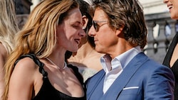 Tom Cruise zeigte sich in Rom in Flirtlaune und turtelte mit Rebecca Ferguson. (Bild: APA/AP Photo/Alessandra Tarantino)