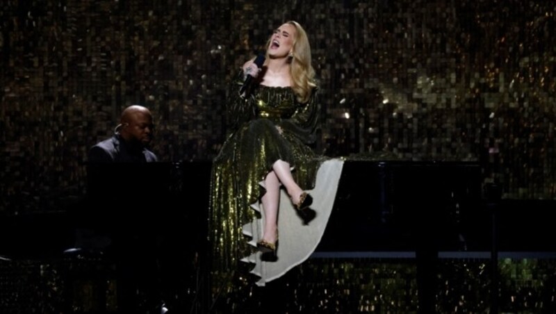 Sängerin Adele muss für ihre Bühnenshows einiges ertragen. (Bild: APA/AFP/Tolga Akmen)