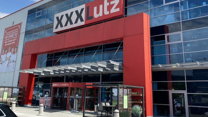 Nach dem Sturz im XXXLutz in St. Pölten ist der Jugendliche im Krankenhaus verstorben.