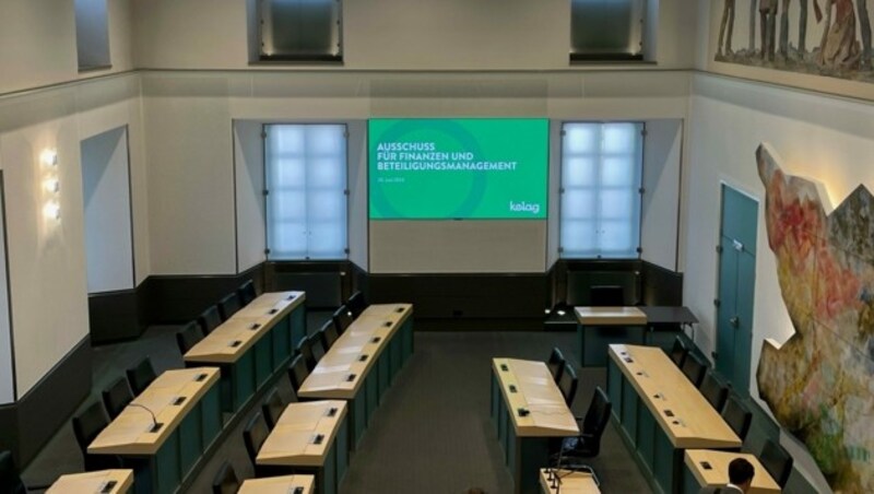 Mit einer Präsentation versuchten die Kelag-Vorstände die Strompreiserhöhung zu erklären. (Bild: Marcel Tratnik)